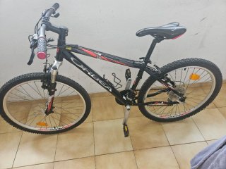 Bicicleta infantil negra y roja