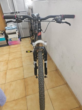 Bicicleta infantil negra y roja