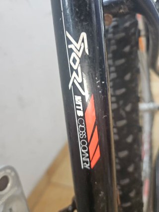 Bicicleta infantil negra y roja