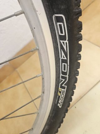 Bicicleta infantil negra y roja