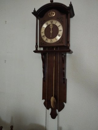 Reloj de pared antiguo de pesas
