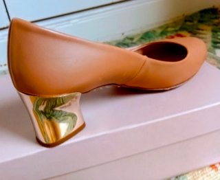 Zapatos de tacón dorado de Uterqüe