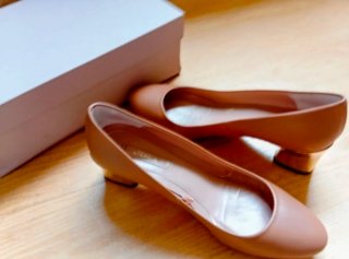 Zapatos de tacón dorado de Uterqüe