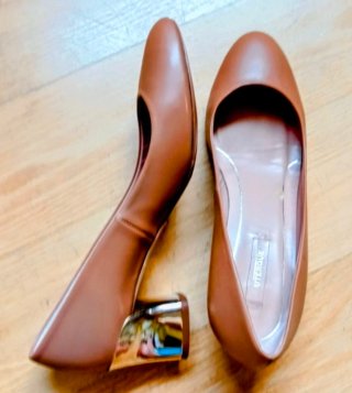 Zapatos de tacón dorado de Uterqüe
