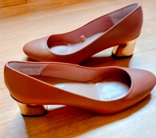 Zapatos de tacón dorado de Uterqüe