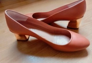 Zapatos de tacón dorado de Uterqüe