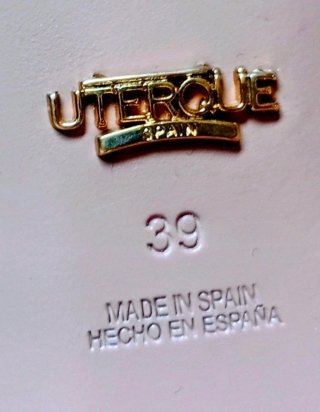 Zapatos de tacón dorado de Uterqüe