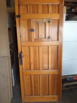 Puerta madera rústica con reja