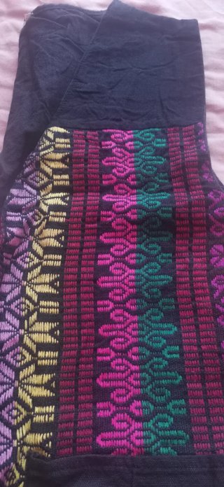 Chaleco bordado multicolor para hombre.