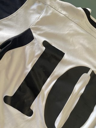 Camiseta Kelme blanca y amarilla