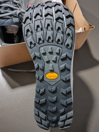 Zapatillas Altra grises y negras