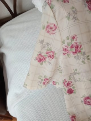 Blusa Beige con Flores Rosas