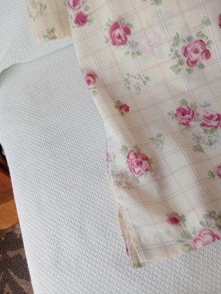 Blusa Beige con Flores Rosas