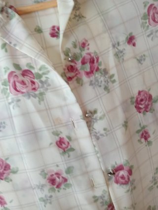Blusa Beige con Flores Rosas
