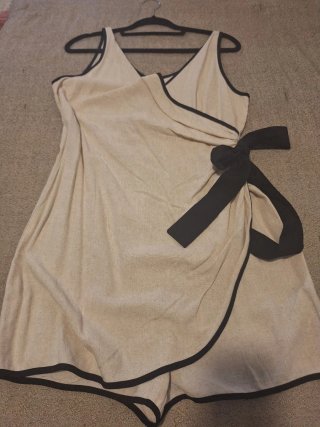 Mono corto beige con ribete negro
