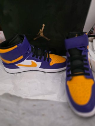 Air Jordan 1 FlyEase Lakers Morado/Amarillo