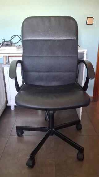 Silla de oficina negra