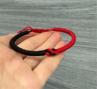 Pulsera roja y negra con nudo