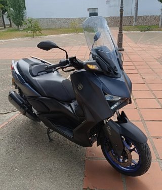Yamaha XMAX 300 Negra y Azul
