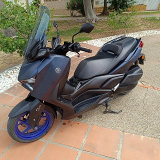 Yamaha XMAX 300 Negra y Azul