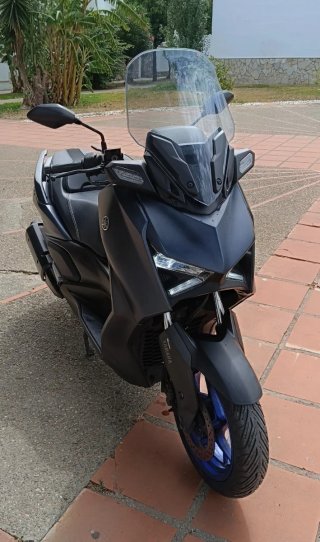 Yamaha XMAX 300 Negra y Azul