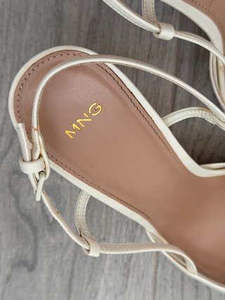 Zapatos de tacón blancos con lazo