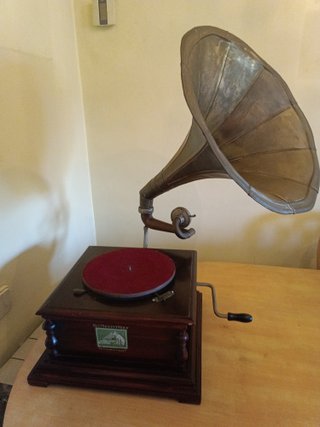 Gramófono, replica funcional y decorativa.
