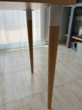 Scrivania in legno con cassettiera bianca
