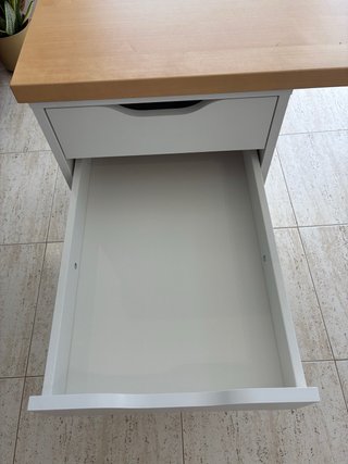Scrivania in legno con cassettiera bianca