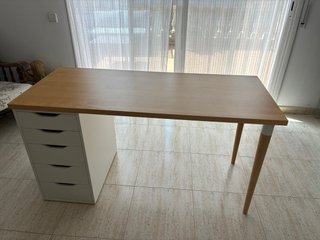 Scrivania in legno con cassettiera bianca