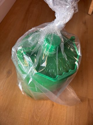 Botella de agua fresca verde