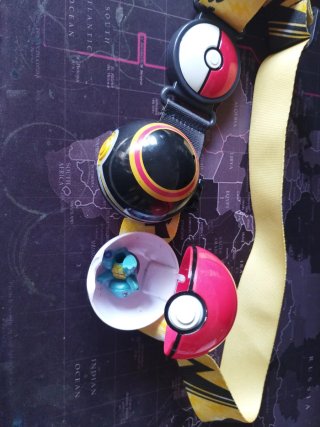 Cinturón Pokémon con dos Pokébolas y figura Pokémo