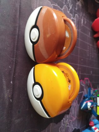 Cinturón Pokémon con dos Pokébolas y figura Pokémo