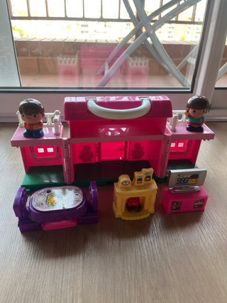 Casa de muñecas rosa con asa