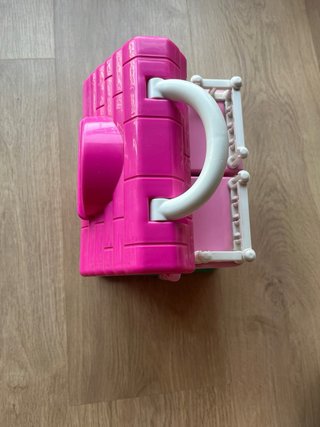 Casa de muñecas rosa con asa
