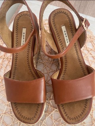 Sandalias cuña Corina marrones