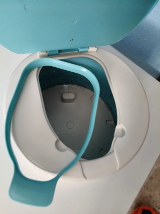WC portátil infantil azul con corona