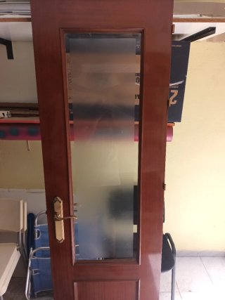 Puerta de madera con cristal
