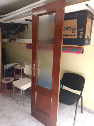 Puerta de madera con cristal