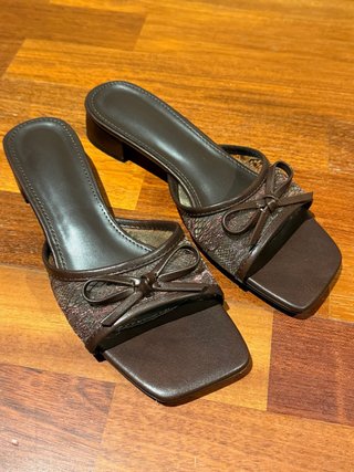 Sandalias marrones con lazo