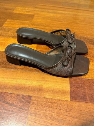 Sandalias marrones con lazo
