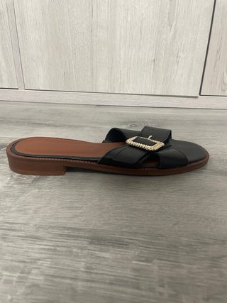 Sandalias negras con hebilla dorada