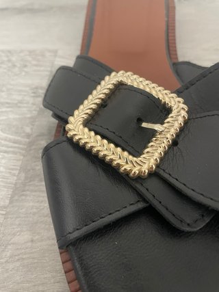 Sandalias negras con hebilla dorada