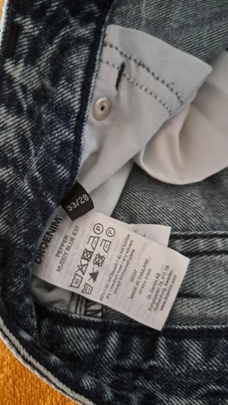 Pantalón vaquero desgastado azul. Talla 33/28