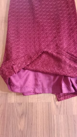 Vestido morado de encaje sin mangas, con fular.