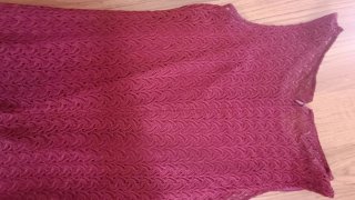 Vestido morado de encaje sin mangas, con fular.