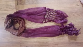 Vestido morado de encaje sin mangas, con fular.