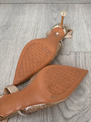 Zapatos de tacón dorados con pedrería