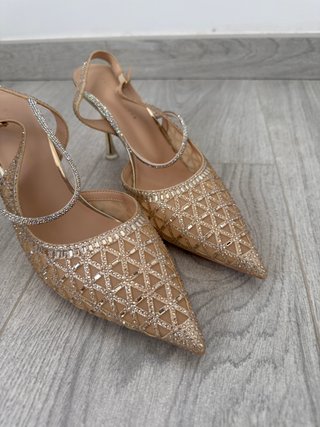 Zapatos de tacón dorados con pedrería