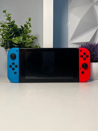 Nintendo Switch + 2 mandos para arreglar.